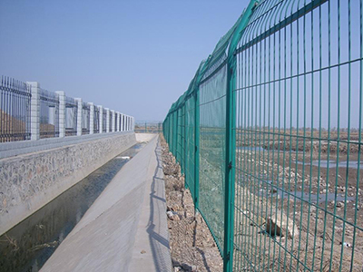 高速公路護(hù)欄網(wǎng)案例圖片2